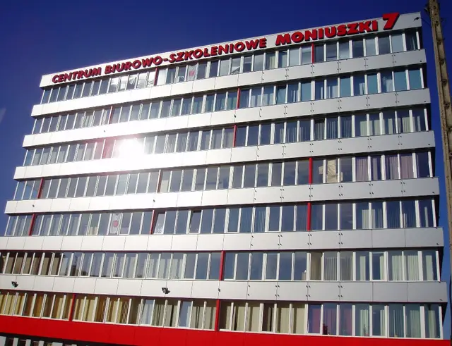 Moniuszki 7 — zdjęcie budynku